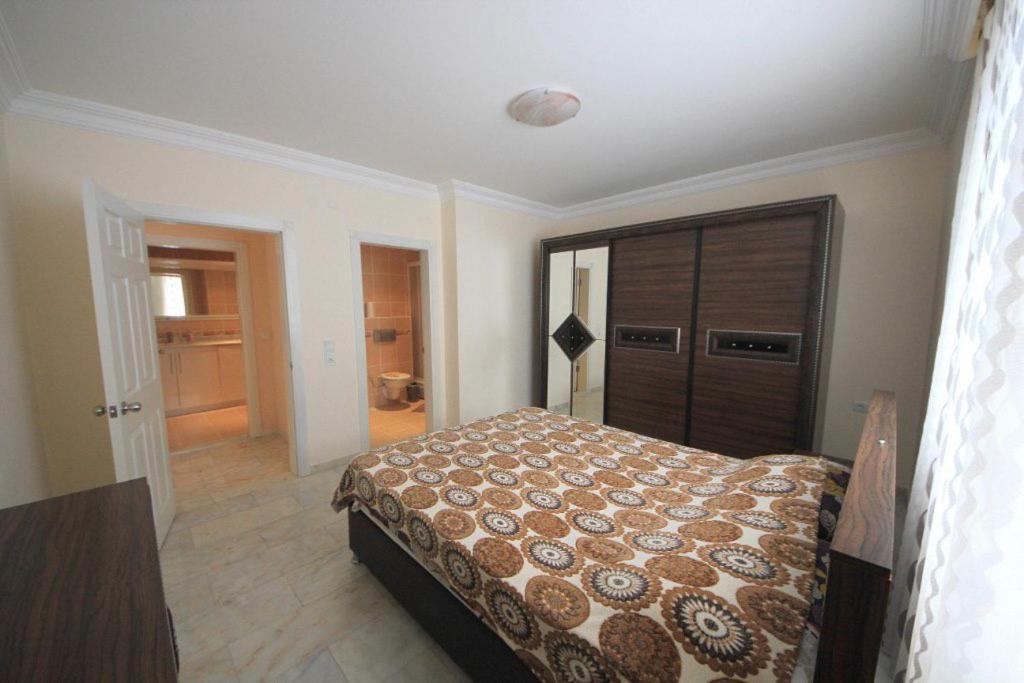 Kurt Safir *